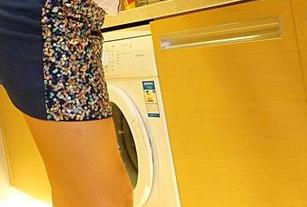 3Agirl女郎 – 图片里的失败与辉煌：匿名与她那粉红色紧身泳衣的斗争
