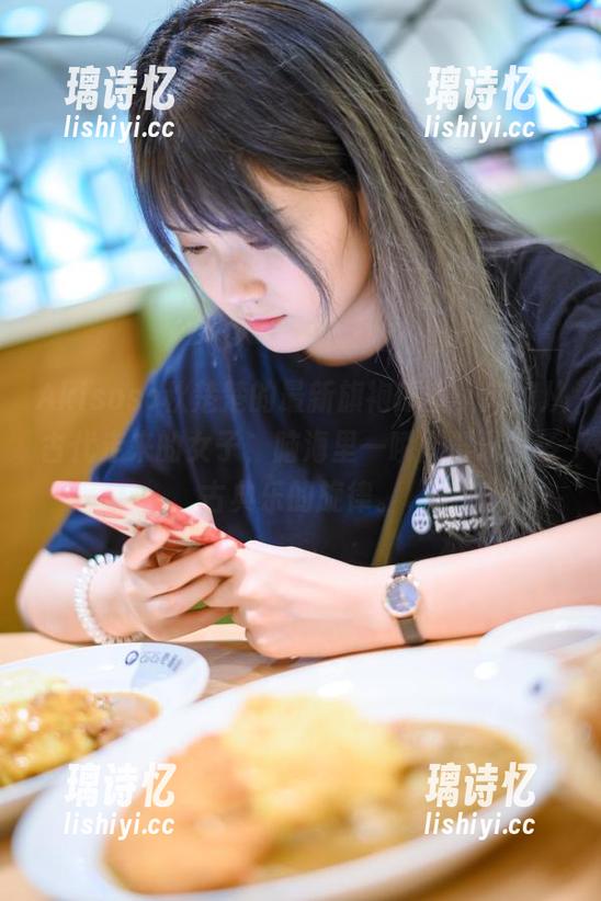 Akisoso秋楚楚 Akisoso秋楚楚的最新旗袍原图,宛如从古代走来的女子,脑海里一瞬间浮现好多古典乐的旋律。