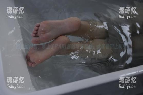 班长出门啦，带上了PAKI酱的写真套图，大家快跟上啊！
