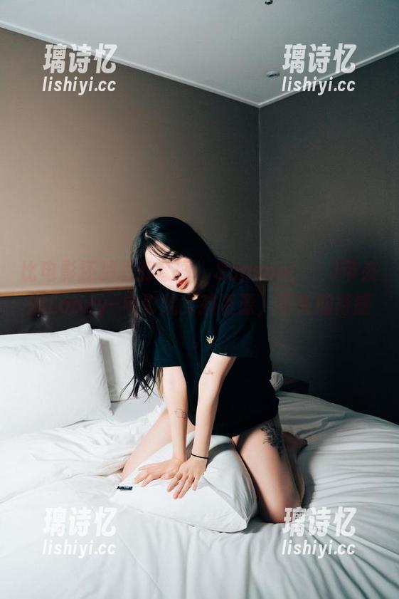 比电影还精彩的套图，Sonson(손손)带来的Loozy–电影院女孩资源，不失期待感。