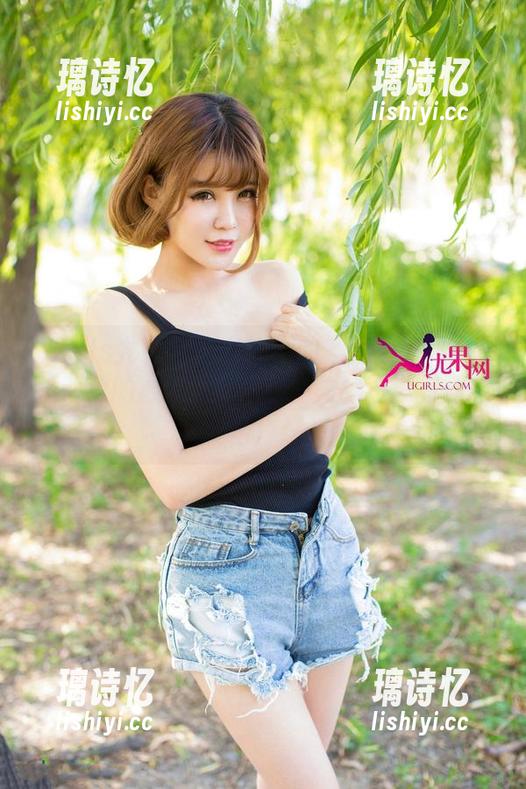 UGirls尤果网-尤娜娜 UGirls尤果网 - 尤娜娜的美腿像秋风一样撩动我的心弦,原图来一发!有没有同感的?