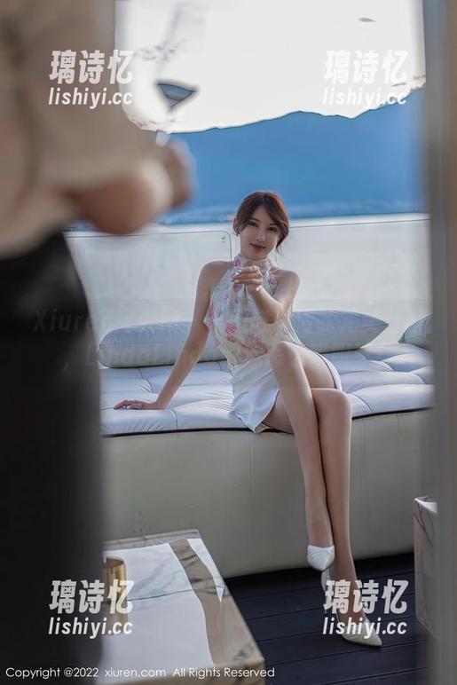 Xiuren秀人网-LindaLinda Xiuren秀人网 - 长腿与高清的完美邂逅,LindaLinda教你怎么吸眼球!