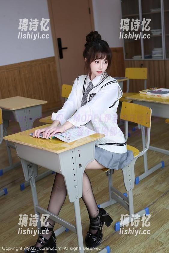 Xiuren秀人网-MODEL伊若 Xiuren秀人网 - MODEL伊若的灰丝写真咋就那么会撩人,整个氛围都不太对劲。