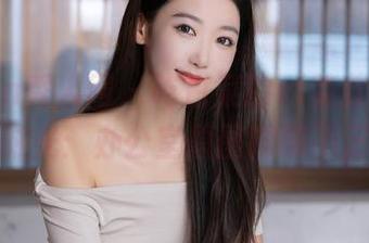 Xiuren秀人网 – 吃白菜的vi菜菜的“不办公”时光：办公室原图聊聊不正经作品