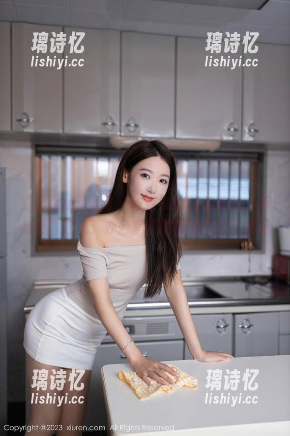 Xiuren秀人网-吃白菜的vi菜菜 Xiuren秀人网 - 吃白菜的vi菜菜的“不办公”时光:办公室原图聊聊不正经作品