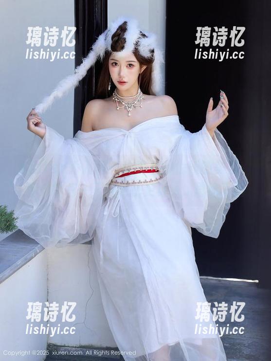 Xiuren秀人网-悦悦姐 Xiuren秀人网 - 认真看悦悦姐的美足,精选的每一只鞋子都更让人...思绪飞扬