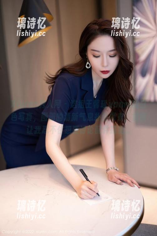 Xiuren秀人网 - 这组王馨瑶yanni的白色写真，图册的清新气息扑面而来，居然让我忍不住想要讨论配件搭配...