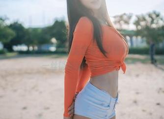 看，这就是Zzyuri的高清裸足图包，从指尖到脚踝，都透露着一丝销魂的宁静气息。