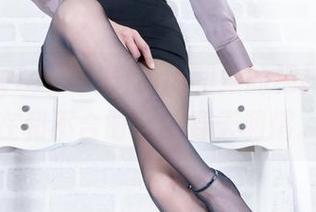 beautyleg – Minna和她的棉袜，像是在和不合时宜的春天调情。