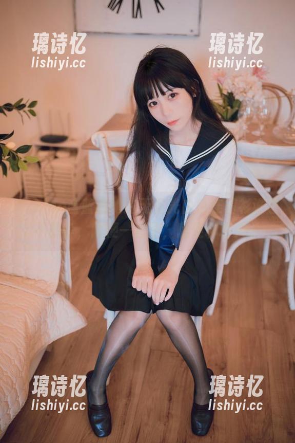 usejan蓝蓝 usejan蓝蓝和她的无圣光白色连帽衫谁也不想争,随便一套图,随便聊聊天。