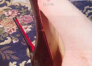 微密圈 – 丝月神的创意更新！牛仔短裤与红高跟原图，别说，这协同感真不错。
