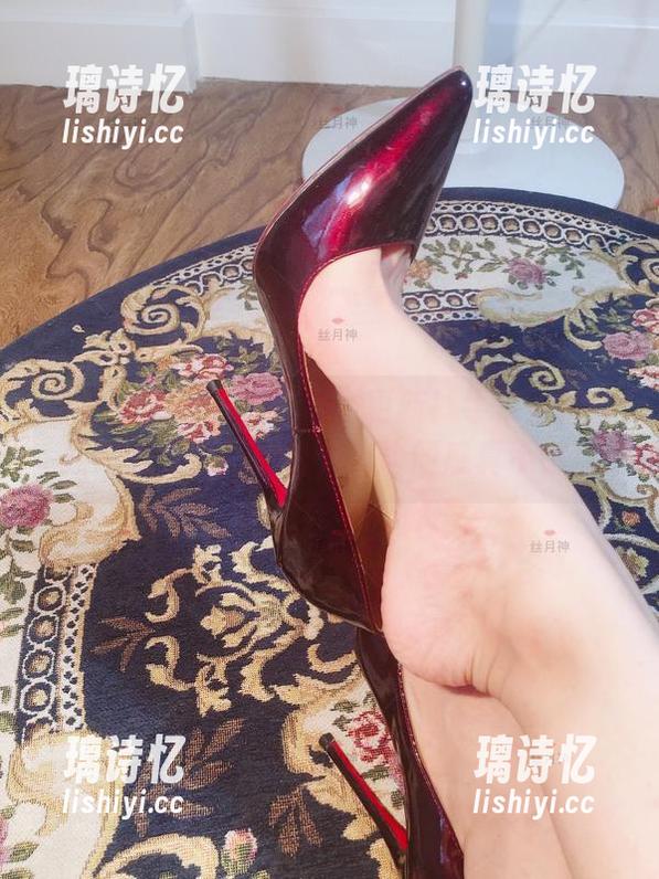 微密圈 - 丝月神的创意更新！牛仔短裤与红高跟原图，别说，这协同感真不错。