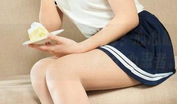 丽柜 – 谁说丝袜只能单调？心心最新美图里的双生花，真是个心思者。