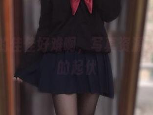 泳池里的佳佳好难啊，写真资源不怕水波的起伏
