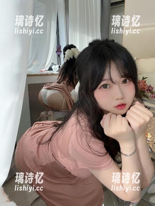 依依超级懒 “依依超级懒”在浴室里玩cos,水花四溅大概是个意外吧!