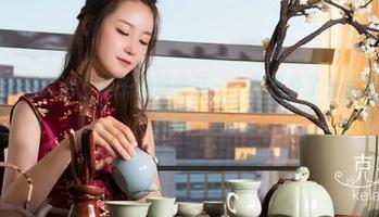 克拉女神 – 说真话，妮子的职业装——要是少了无圣光，真实反而更打动人。