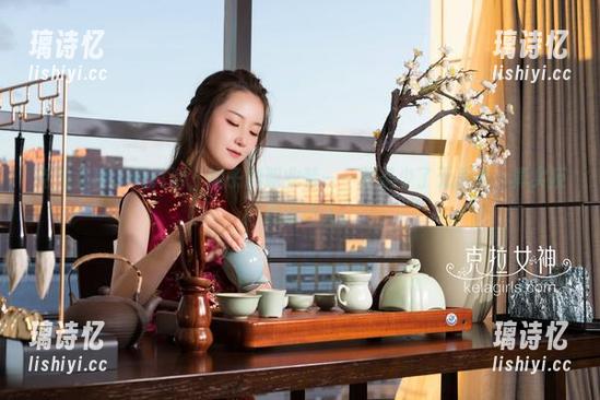 克拉女神-妮子 克拉女神 - 说真话,妮子的职业装——要是少了无圣光,真实反而更打动人。