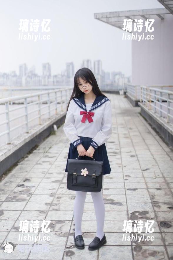 兔玩映画 兔玩映画的这组写真,格子裙配丝袜,竟让我想到校园里的风吹草动。