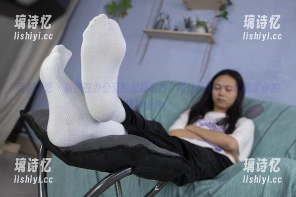南国足艺-敏敏 南国足艺 - 敏敏在办公室的超级私拍:肉丝美脚,一脚搞定你的精神食粮!