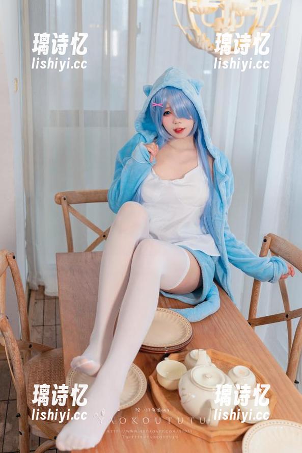 咬一口兔娘 咬一口兔娘的白裙:美图里藏着的小小叛逆——好吧,我们都是看客