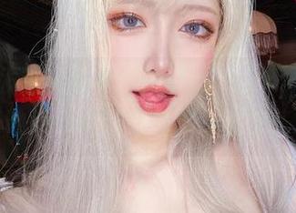看这金发芭比模样，啾小妍Deer，在线为大家种草，随时想去戳一戳那头发。