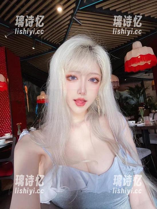 啾小妍Deer 看这金发芭比模样,啾小妍Deer,在线为大家种草,随时想去戳一戳那头发。
