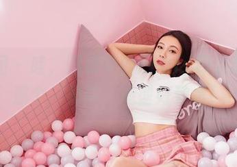 嗲囡囡 – 哇，图册中的Emily顾奈奈酱，那个‘奶牛’造型好致命！