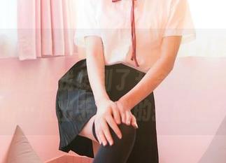 嗲囡囡 – 在这组作品中，SiByl李思宁的全套职业装让我想到了开会时涂抹的防晒霜…很出乎意料的搭配吧？