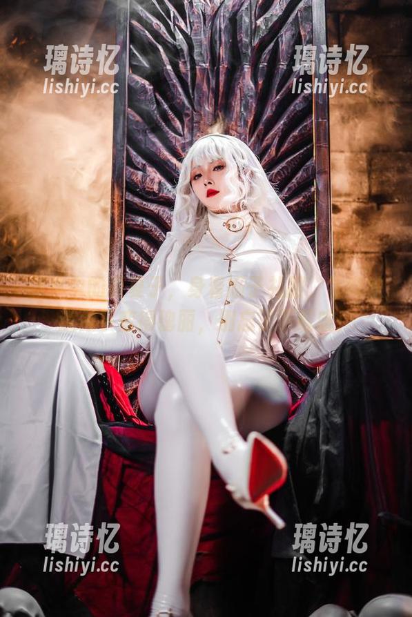 图集中的夏夏子，身着姬子礼服，星穹铁道似乎变得瑰丽，别忘了下载哦！