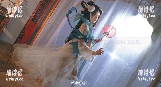 与奶狮不咬人的红裙对话，图片上那些小细节，方寸间总能引发联想。