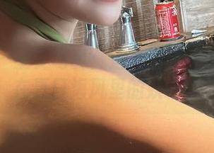 微密圈 – 奶雯写真：这种衣服让她像个走在夏日海风里的妖精。
