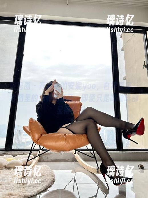 安妮yoo 微密圈 - 高清中的安妮yoo,白裙裹身,套图里的那种闲适感,即使只是喝咖啡都显得特别。