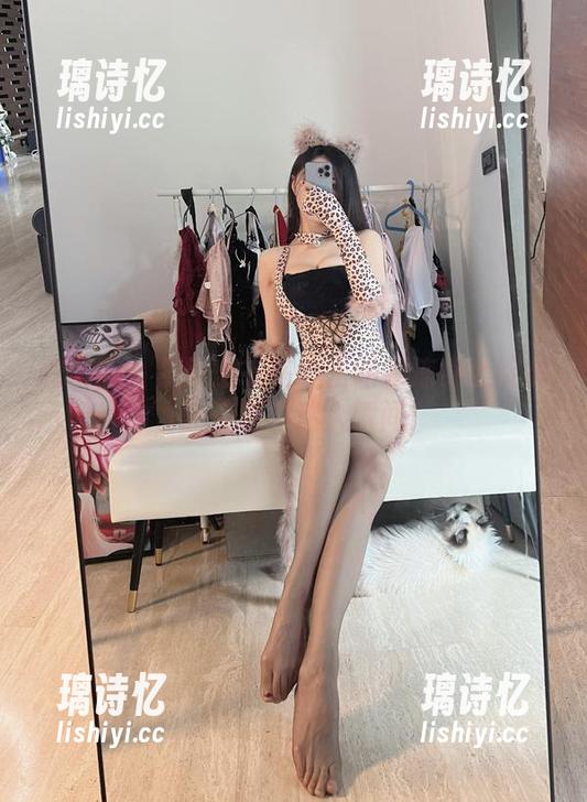 小玉吃果冻 微密圈 - 紫色上衣在小玉吃果冻身上绽放,图库里的迷人瞬间!