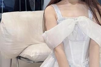 微密圈 – 小萌子最新写真：说好的视力不佳呢，眼镜美出天际