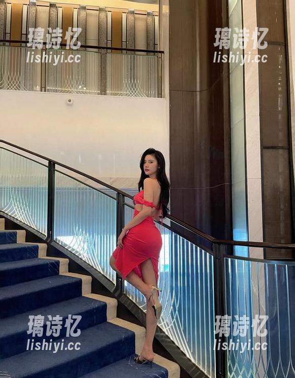 就是阿朱啊 微密圈 - 就是阿朱啊紫色合集:一边走,一边听妹妹在耳边絮叨,真有趣!
