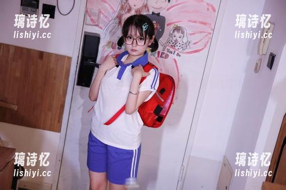 幼水铃衣 “幼水铃衣”在温泉里,体操服其实更像是可爱的洗澡神器,来看看这组写真图片!
