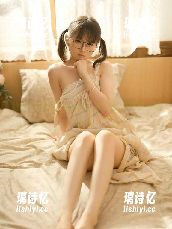 幼水铃衣的泳池私房，水波荡漾别有一番味道