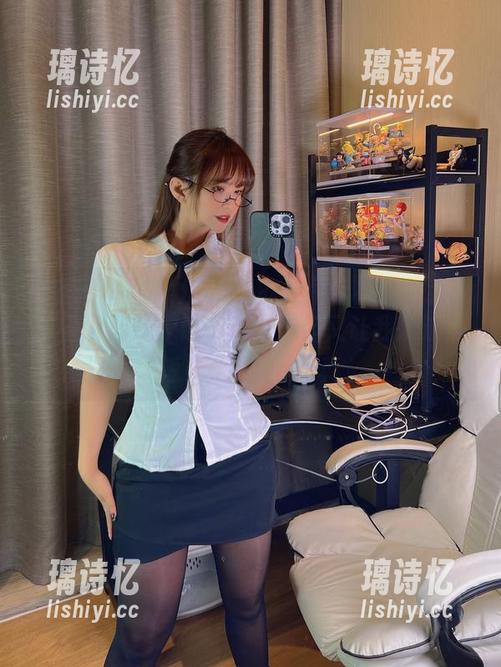 张思允nice 微密圈 - 张思允nice的白吊带袜就像我的午餐没加辣,缺了点味,但又让我流连忘返!#图片#写真