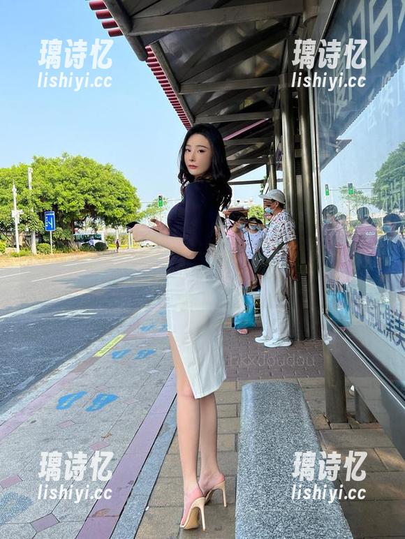是小逗逗 微密圈 - 是小逗逗的蕾丝黑丝袜写真,打破常规的可爱和性感混搭