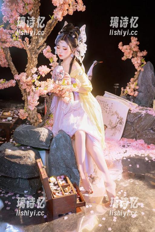 爆机少女喵小吉 最新学妹晒照,爆机少女喵小吉原图带你回到校园!