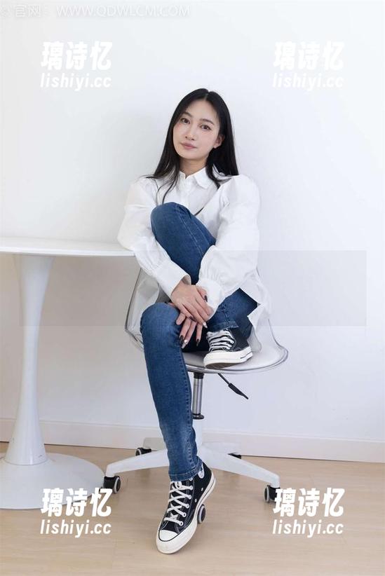物恋传媒 - 当然是甜心，纱纱的写真里，图片好像在偷偷问：“你能分享吗？”
