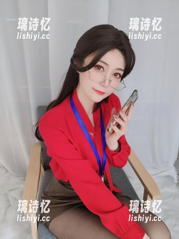 白银81 换个角度看白银81的“全套”:图片里的每一寸美足都让人过目不忘