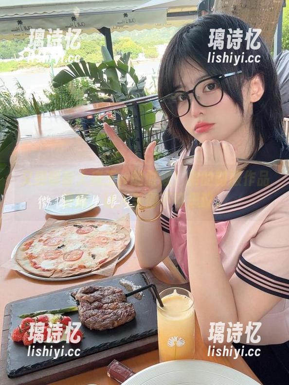 眼酱大魔王w 又到眼酱大魔王w的时候!新的制服作品更新,让人美得不可思议。