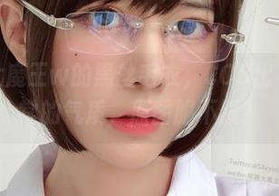 眼酱大魔王w的黑丝毛衣，COS出不同寻常的气质，原图服不服？