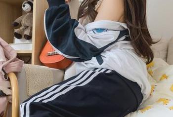 神沢永莉的图库即将被蛋糕裙和吊带袜淹没，嗨？这是什么新潮作品？