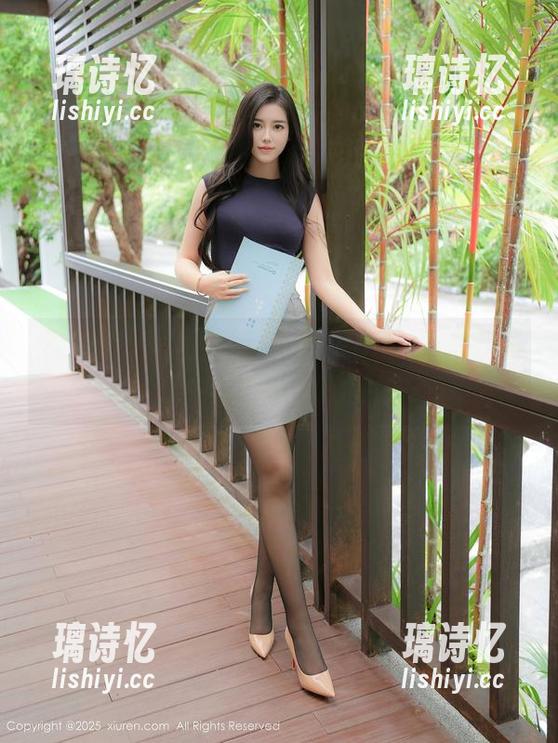 秀人网 - 短裙与安然maleah，两者在图库中互相调适的微妙