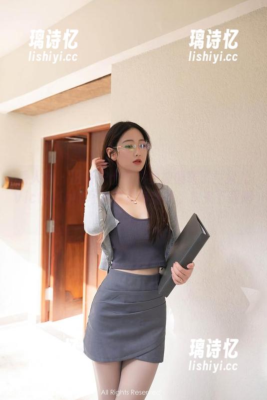 秀人网 - 旧版护士的形象被颠覆了！果儿Victoria的写真集很有新意，快来下载吧！