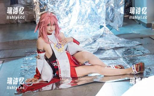 糖果果Candy 糖果果Candy:‘我这件灰色卫衣像是无聊中的一抹调皮?’看图片、资源,信不信由你!