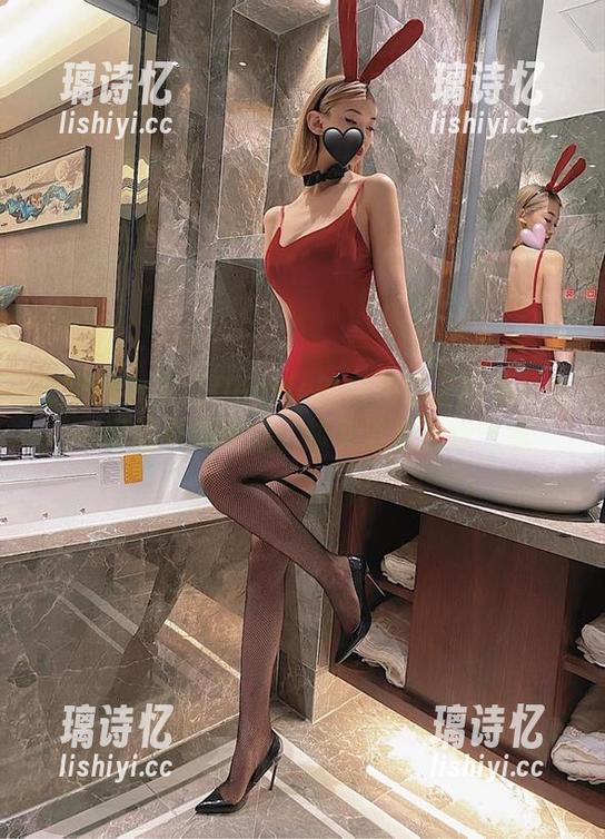 脸红Dearie 微密圈 - 脸红Dearie的白色滴子图集:当一切都看似随意,却又透着独特气息