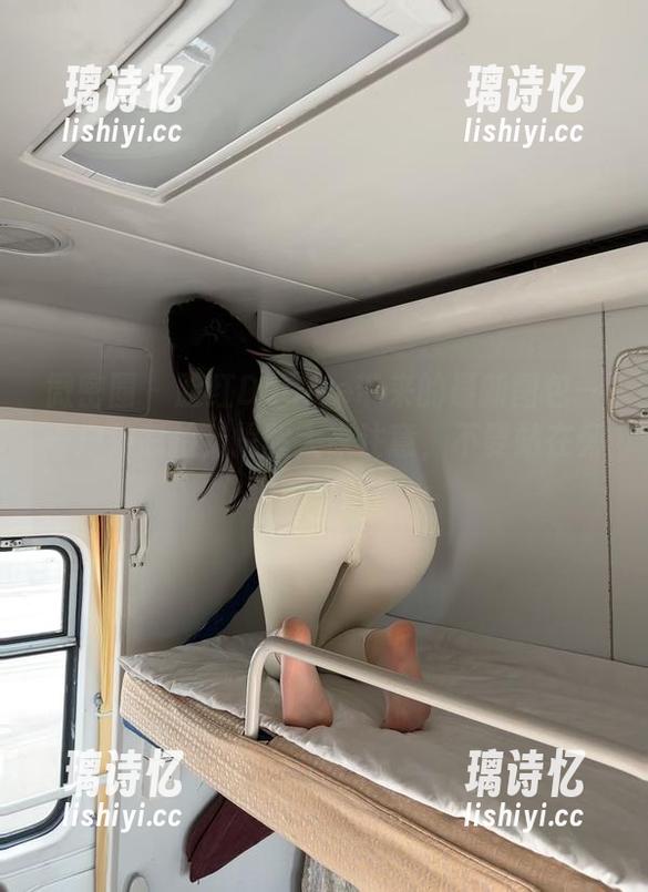 脸红Dearie 微密圈 - 脸红Dearie带来的最新图包——户外怼拍,提醒大家注意,不要站在旁边喝水哦!